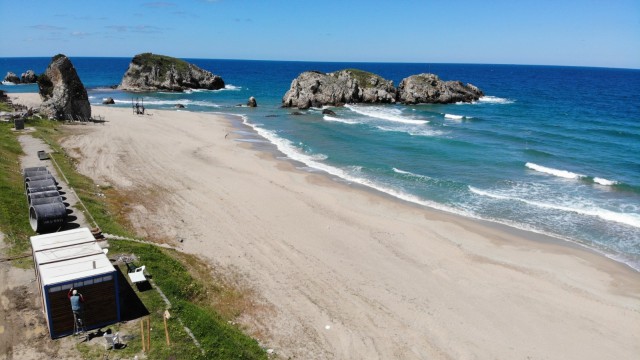Şilede otel inşaatında kumsala dökülen beton ile açılan fosseptik çukuru tepkilere neden oldu