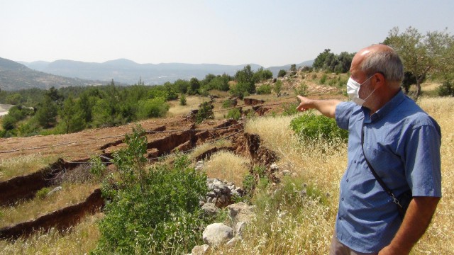 Silifkede toprak kayması nedeniyle 2 ev boşaltıldı