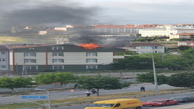 Silivride 4 katlı binanın çatısı alev alev yandı