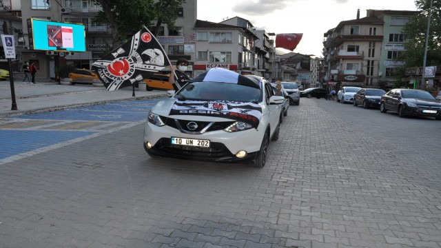 Simavda Beşiktaşlı taraftarların şampiyonluk kutlamaları