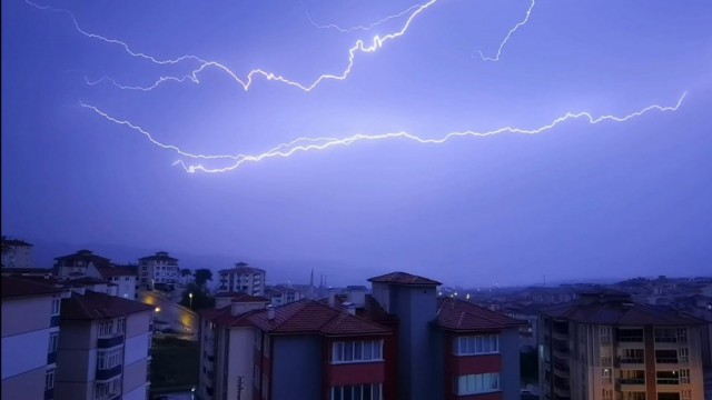 Şimşeklerin dansı geceyi aydınlattı