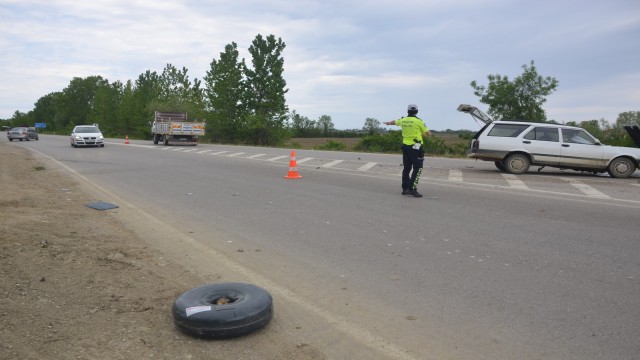 Sinopta iki otomobilin çarpıştığı kazada LPG tankı yola fırladı: 3 yaralı