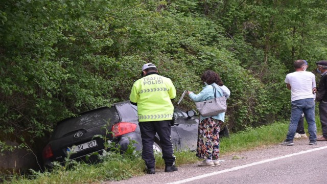 Sinopta otomobil yoldan çıktı: 1 yaralı