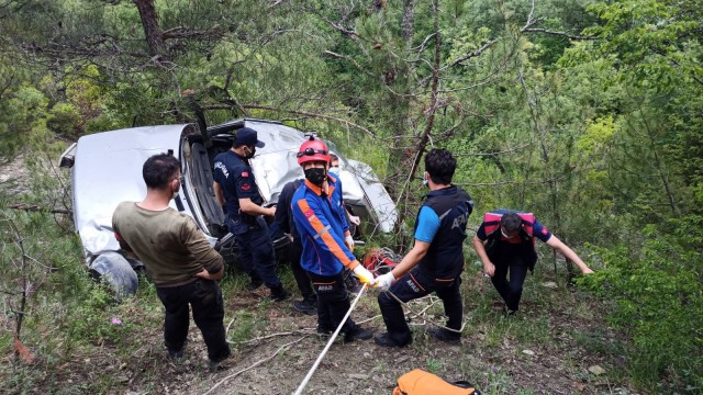 Sinopta virajı alamayan otomobil 80 metrelik uçurumdan yuvarlandı: 1 ölü