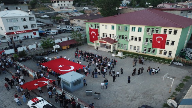 Şırnakta Kato Dağından kent merkezine ay yıldızlı yürüyüş