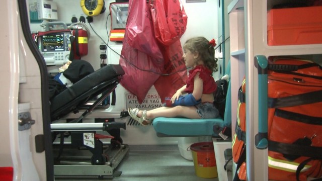 Şişlide ticari taksi ile otomobil kafa kafaya çarpıştı: 1i ağır 5 yaralı