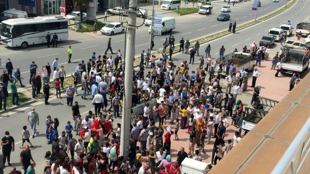 Sokağa çıkma kısıtlamasında 500 kişilik protestoya polis müdahalesi