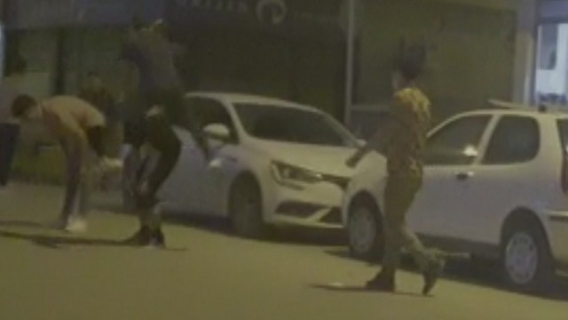 Sokağa çıkma kısıtlamasında caddede birdirbir oynadılar