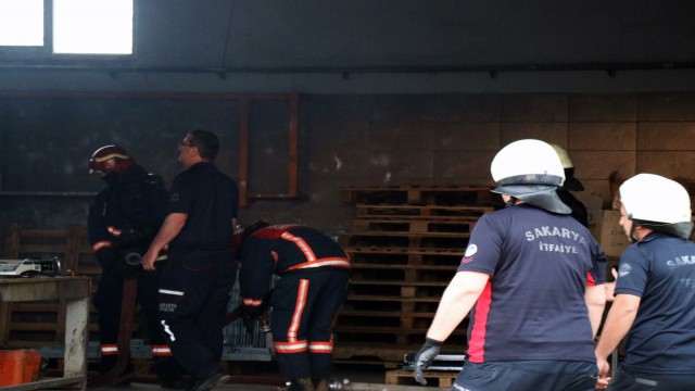 Sokağa çıkma kısıtlamasında korkutan fabrika yangını