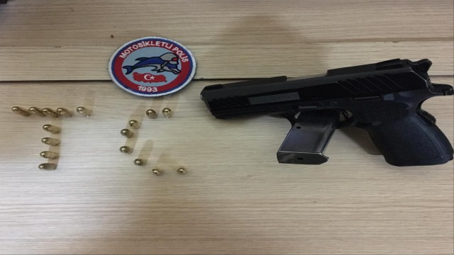 Sokağa çıkma kısıtlamasını ihlal eden şahıslar ruhsatsız tabanca ile yakalandılar