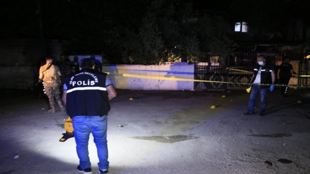 Sokak ortasında silahla başından vuruldu