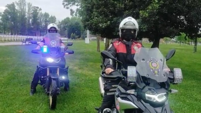 Sokaklarda denetim başındaki polisler anneleri unutmadı