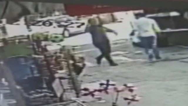 Sokakta rastgele ateş açtı, ardından kendini vurarak intihar etti