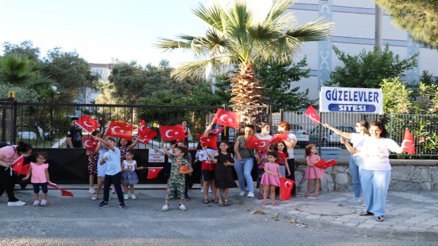 Sökede 2 bin adet Türk Bayrağı dağıtıldı