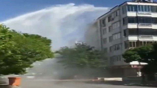 Su borusu patladı, tazyikli su 6 katlı apartman boyunu aştı