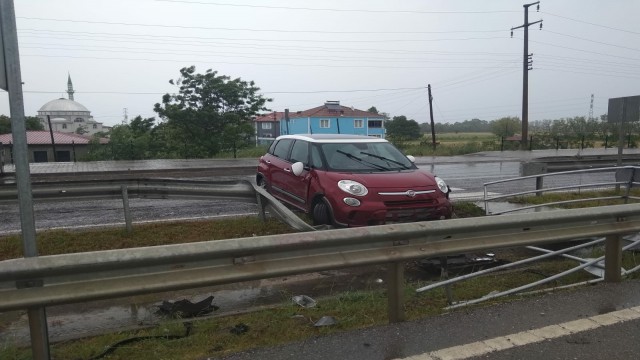 Sudan dolayı kayan otomobil bariyerlere çarptı: 1 yaralı