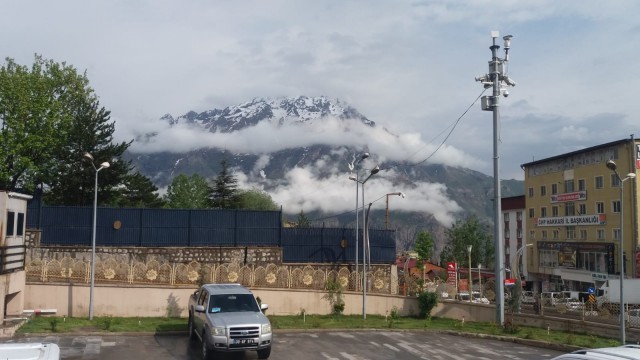 Sümbül Dağı zirvesine kar yağdı