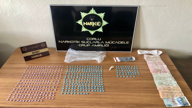 Şüpheli araçtan 464 uyuşturucu hap çıktı: 3 gözaltı