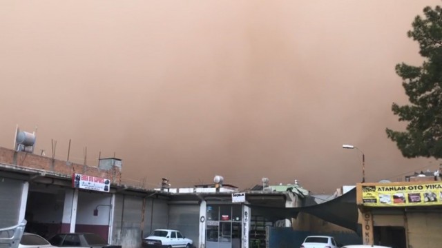 Suriyeden gelen toz bulutu Şanlıurfayı esir aldı