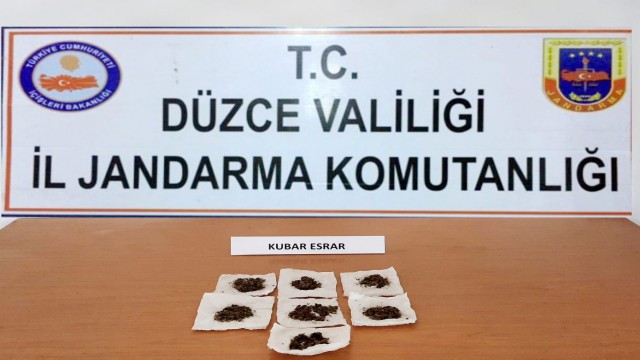 Sürücüden şüphelenen jandarma araç içinde uyuşturucu yakaladı