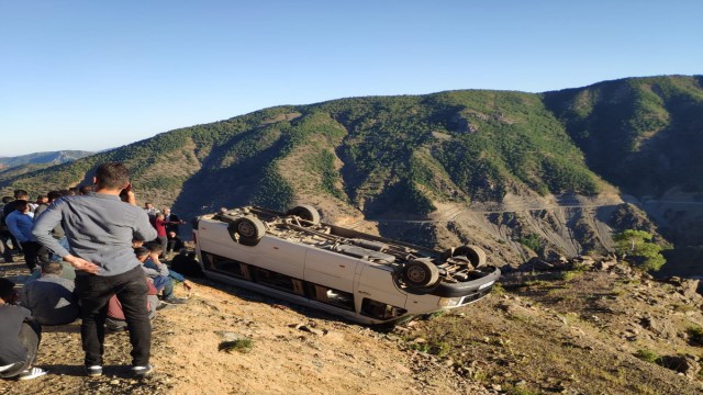 Takla atan minibüsten yara almadan kurtuldular