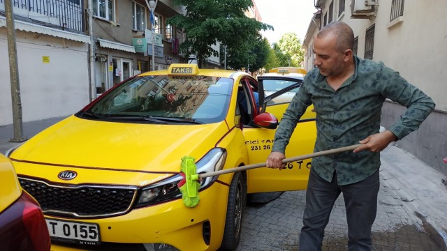 Taksiciler kısıtlamayı araçlarını temizleyerek geçiriyor