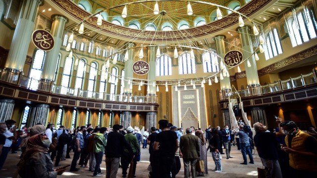 Taksim Camisine yoğun ilgi
