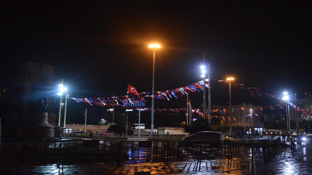 Taksim ve İstiklal Caddesi sessizliğe büründü