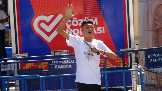 Taksimde İBB zabıtaları parfümleri aldı, parfümcü boğazına döner bıçağı dayadı