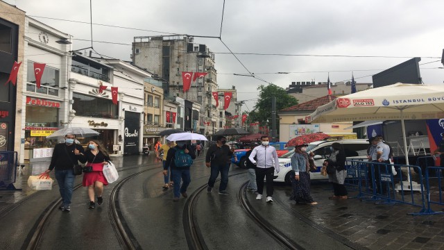 Taksimde yağış etkili oldu