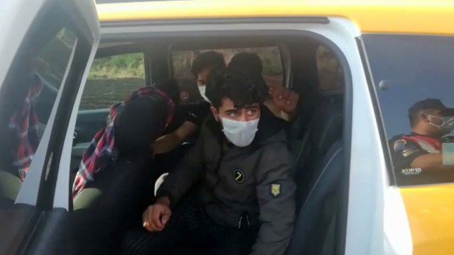 Taksiyle göçmen kaçakçılığı yapan 2 kişi suçüstü yakalandı