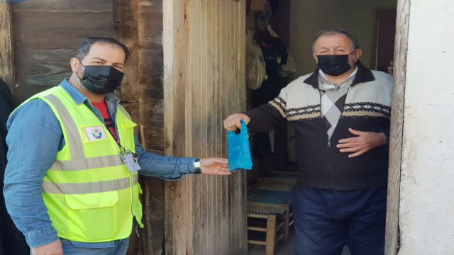 Tam kapanma nedeniyle alamadığı ilaçları kapısına gelince duygulandı