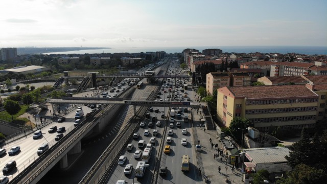 Tam kapanma sonrası Avcılar E-5te trafik yoğunluğu