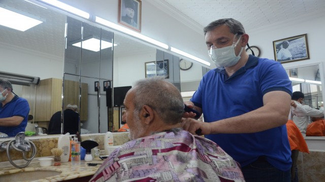 Tam kapanma sonrası berberler yoğunluk