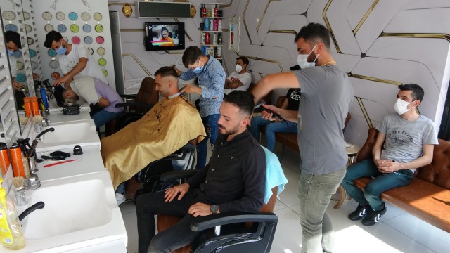 Tam kapanma sonrası berberlerde yoğunluk
