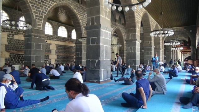 Tam kapanmada sosyal mesafeye uygun cuma namazı