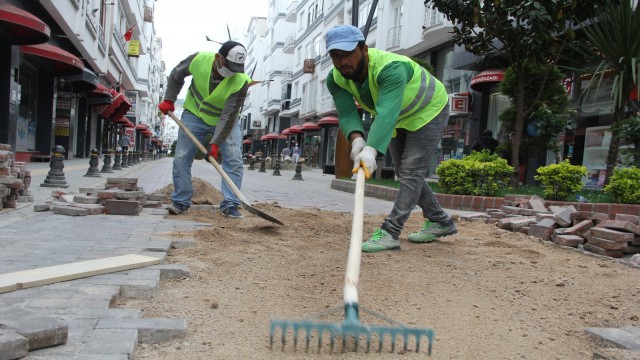 Tam kapanmayı fırsata çeviren belediye yolları onardı
