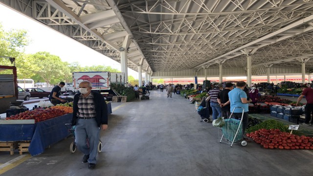 Tam kısıtlamanın ikinci pazarında mesafeli alışveriş