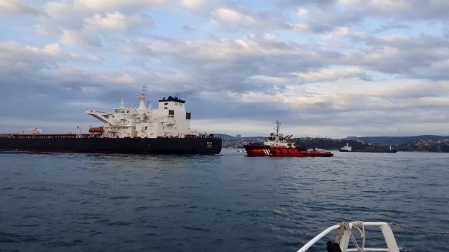 Tanker sahile sürüklendi, İstanbul Boğazı trafiği durduruldu