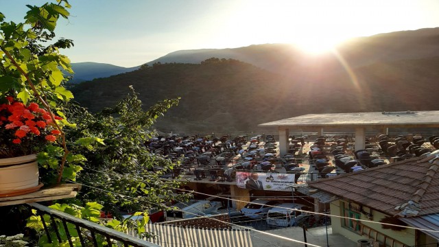 Tarihi köyde bayram namazı açık alanda kılındı