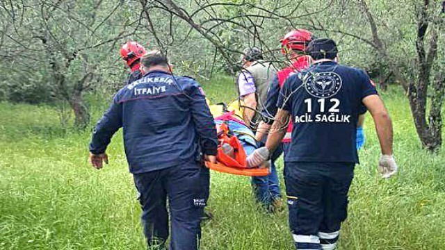 Tarlada ayağı kayan yaşlı kadın 20 metre yükseklikten dereye düştü