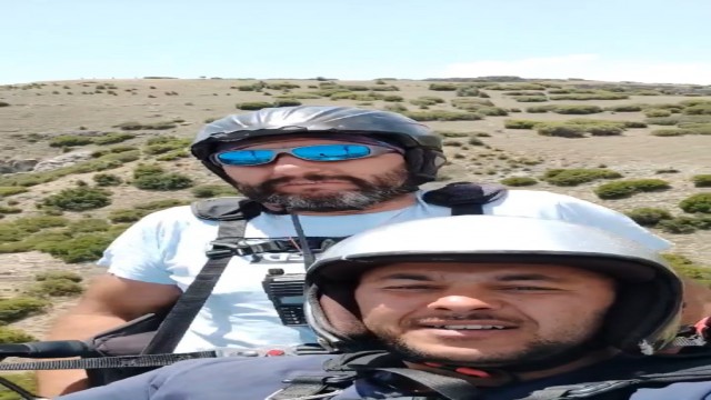 Tarlasına paraşütçü inen çiftçi, paraşüte bindi yine gülmekten kırdı geçirdi