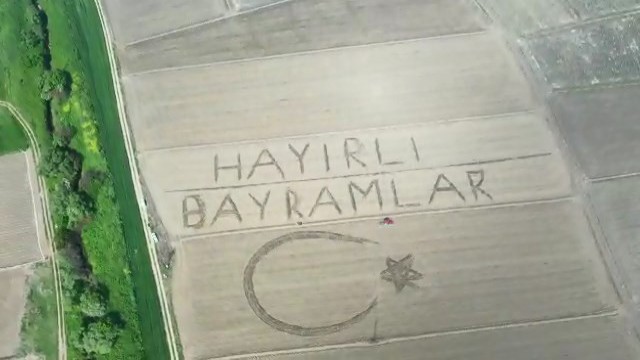 Tarlasına traktörüyle hayırlı bayramlar yazdı