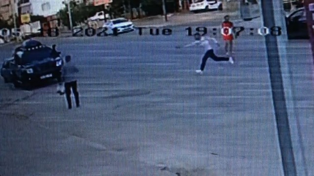 Tartıştığı kardeşini tabanca ile ayağından vurdu, o anlar kameraya yansıdı