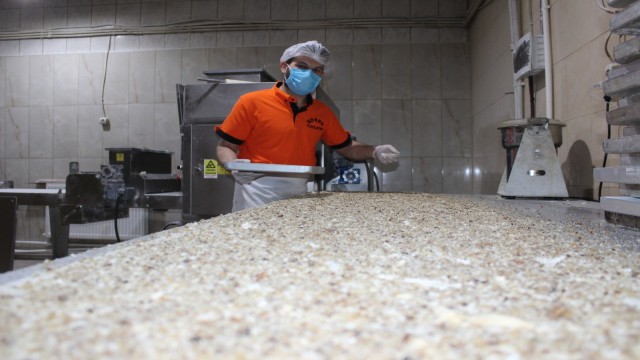 Tatlıcılar koronavirüs gölgesinde bayram mesaisine başladı