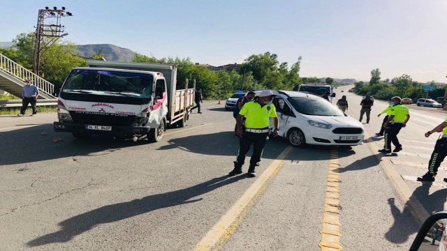 Tatvanda kamyonetler çarpıştı: 2 yaralı