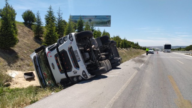 Tavuk yemi yüklü tır devrildi
