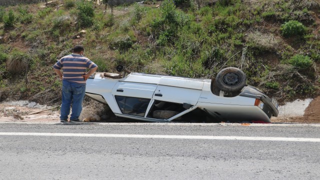 Tekeri yerinden fırlayan otomobil ters döndü: 2 yaralı