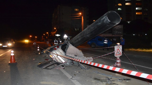 Tekirdağda feci kaza: Yolun ortasındaki dev boruya çarpıp kanala düştü