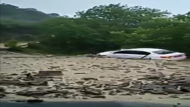 Tekirdağda heyelan yolu kapattı